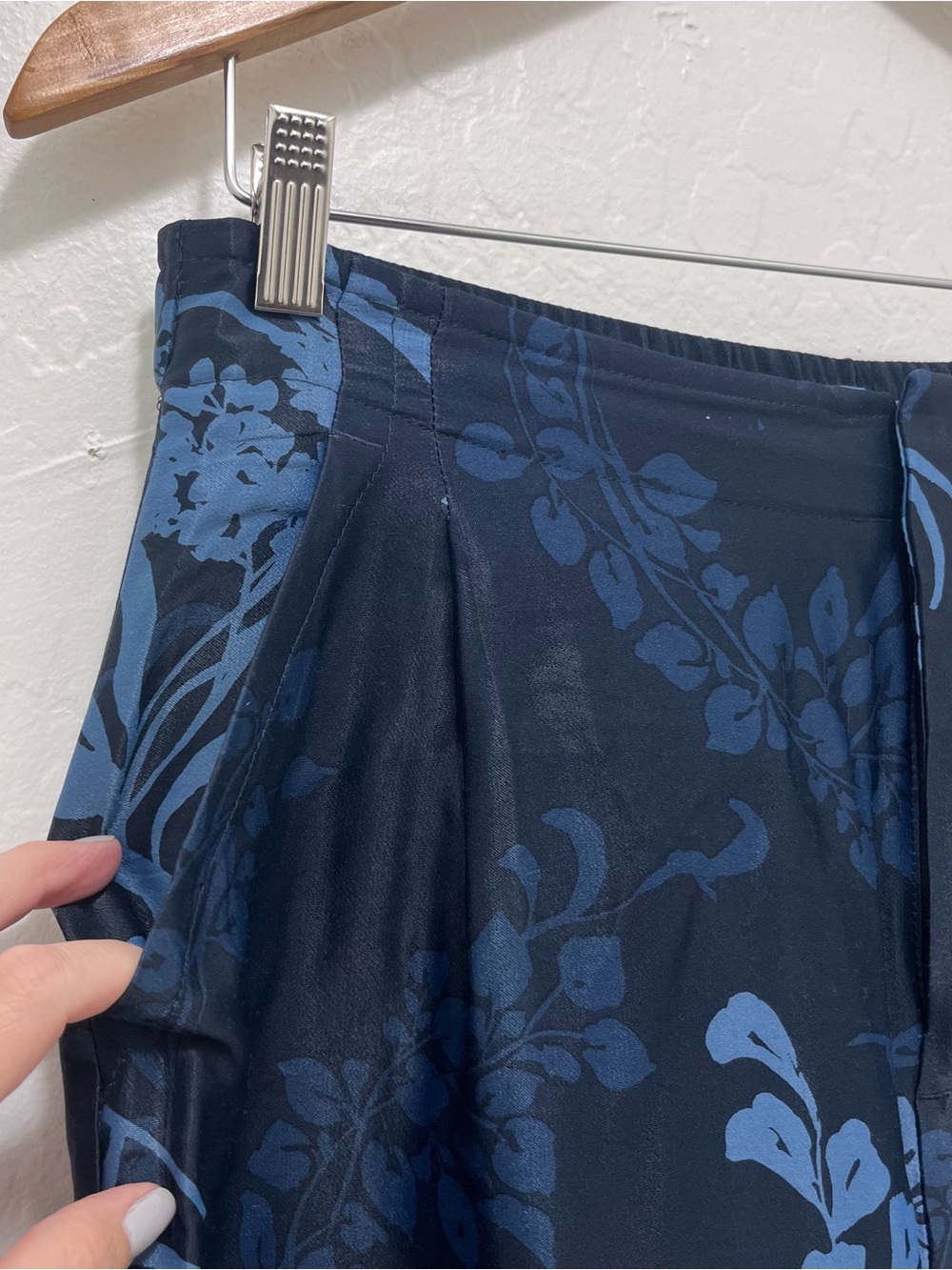 Anthropologie Silky High Rise Wide Leg Pants Floral Print Pockets Navy Size 10 - Picture 6 of 13